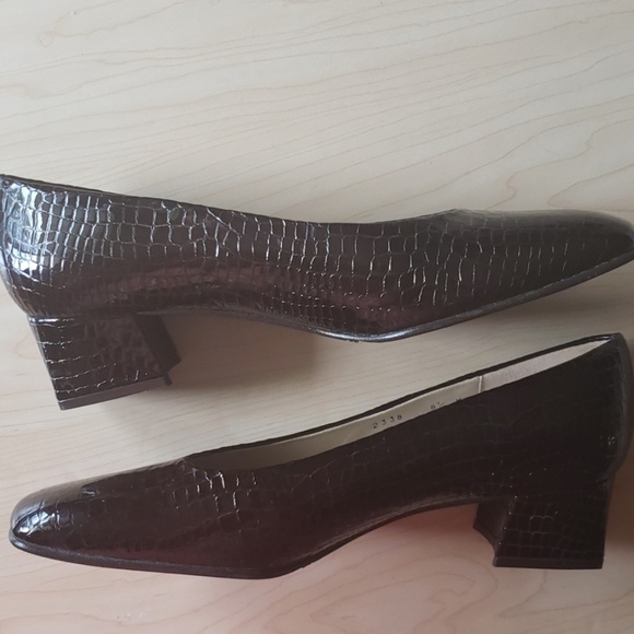 (NWOT) Etienne Aigner "Sarah" - Picture 2 of 5